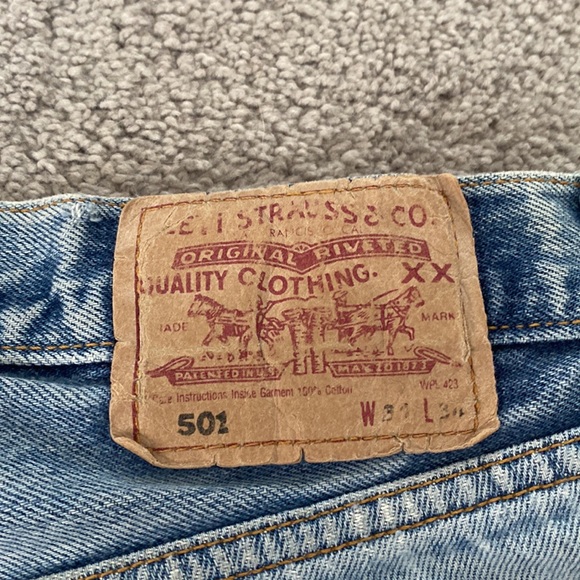 Levis 501 light wash blue jean shorts - Picture 4 of 7
